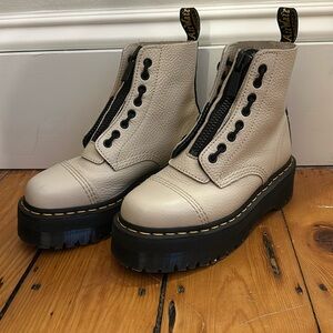 Dr Martens Sinclair Zip up Boot size 7